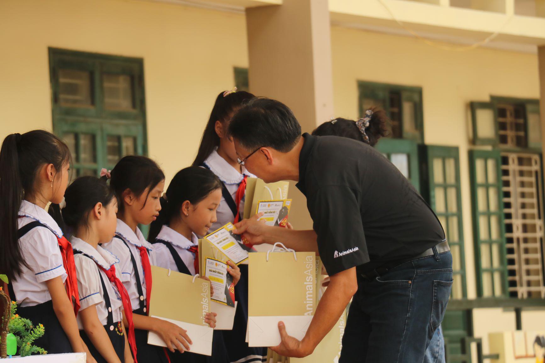 Trao giải Ngày hội Sáng tạo Bảo vệ Gấu tại Trường Tiểu học Phụng Thượng